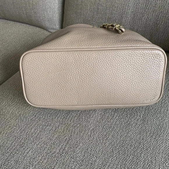 Michael Kors crossbody chain drawstring  bucket bag neutral putty color - Picture 2 of 9